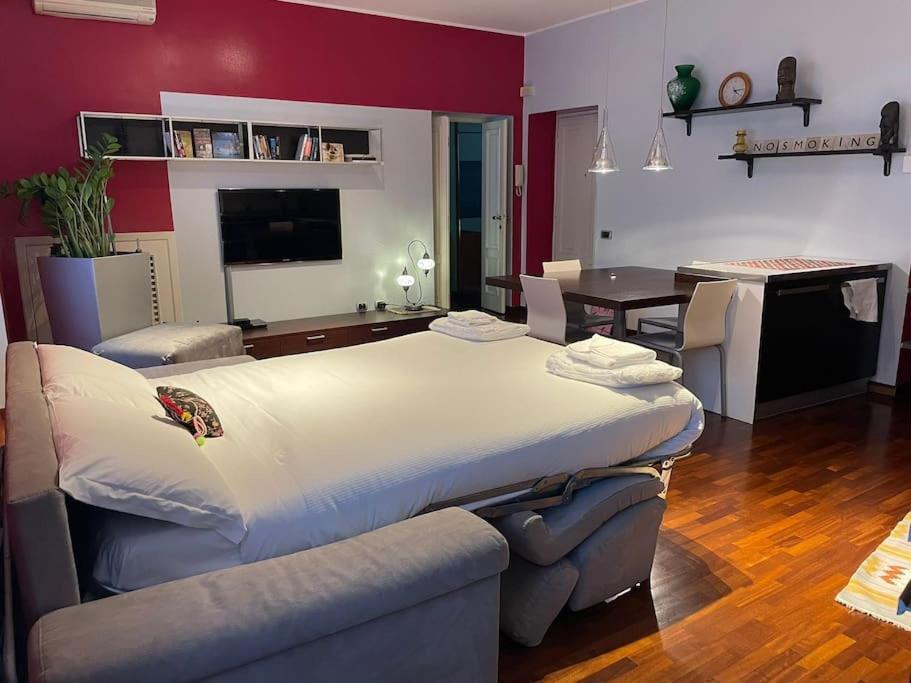 Cozy Flat Mins Walk To Navigli And Metro Porta Genova Apartment Милано Екстериор снимка